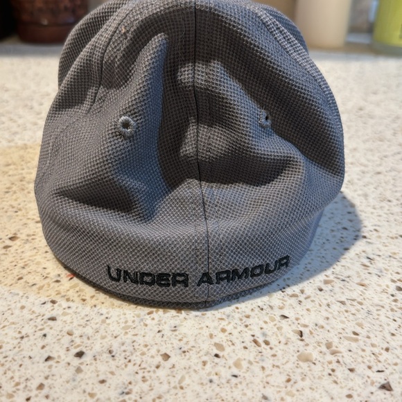 Boys under Armour hat - Picture 2 of 3